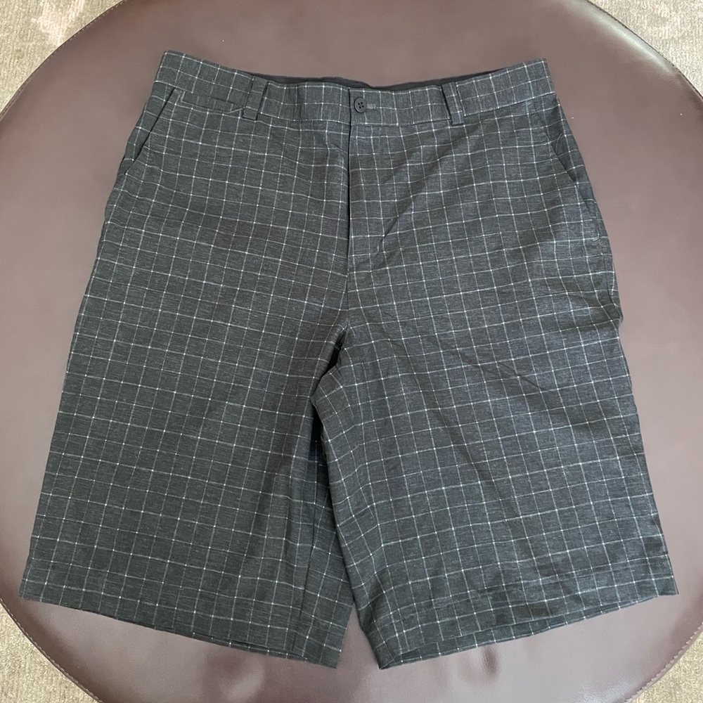 Like new men size 34 Nike Golf shorts